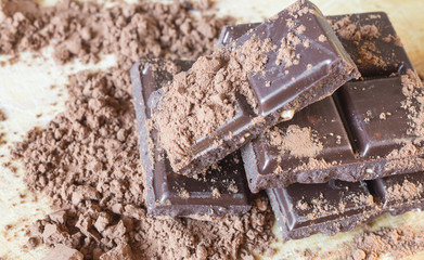 плитки темного шоколада какао