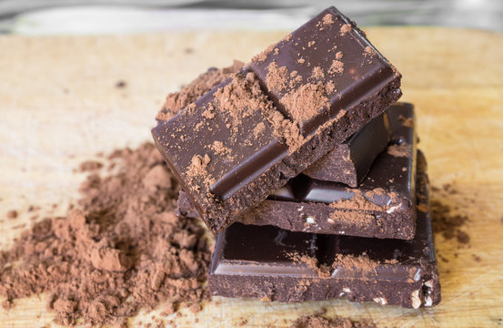 плитки темного шоколада какао