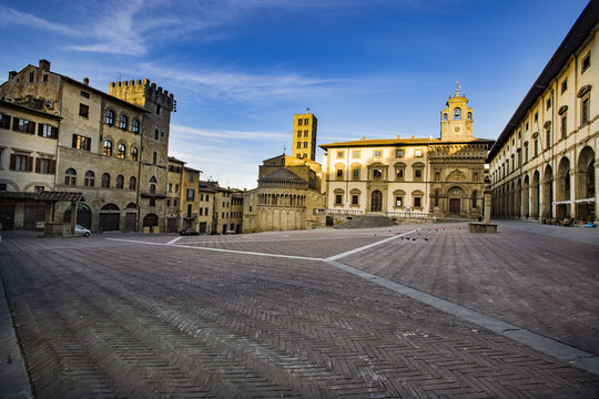 vista scorcio visuale panorama arezzo piazza grande e pieve