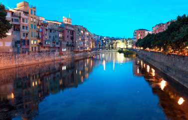 Fototapeta na wymiar Houses of Girona reflecting in Onyar River