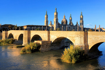 Obraz premium Cathedral and Ebro river in Zaragoza. Aragon, Spain