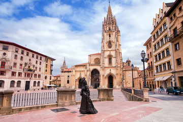 Kathedraal van Oviedo op Plaza Alfonso II el Casto in Asturië. Spanje
