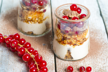 dessert aux groseilles et céréales caramélisées