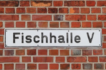 Fototapeta na wymiar Schild an einer Fischhalle