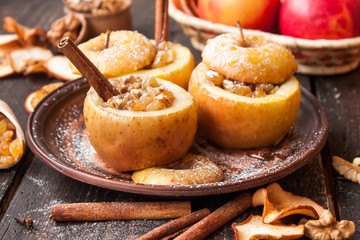 baked apples with raisins and nuts