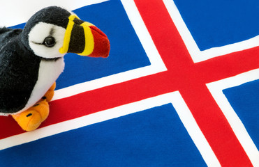 Peluche di pulcinella di mare e bandiera islandese
