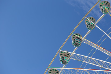 Riesenrad vor heiterem Himmel am Hochheimer Markt