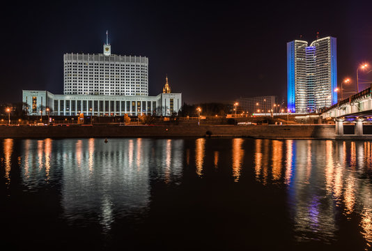 Дом Правительства Российской Федерации ночью.