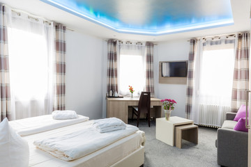 Edles Hotelzimmer Doppelbett Schreibtisch Tisch