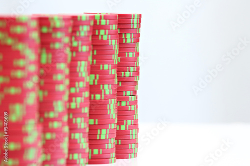 Les accessoires indispensables pour jouer: 52 cartes, des jetons et un tapis !