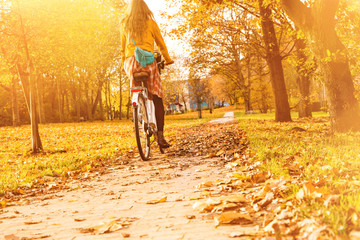 Fototapeta na wymiar Junge Frau fährt Fahrrad im Park