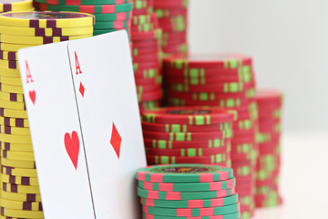 cartes à jouer et jetons de poker