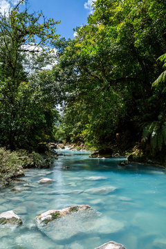 der t&uuml;rkise Fluss Rio Celeste in Costa Rica im Dschungel