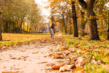 Fototapeta premium Junge Frau fährt Fahrrad im Park