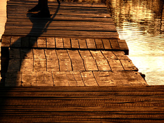 Pomost nad jeziorem podczas zachodu słońca