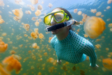 Tourist snorkeling in Jellyfish Lake © TravelPhotoBloggers