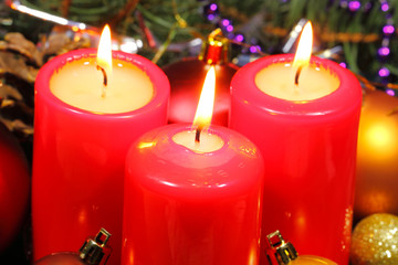 Adventskerzen, Weinachtsdekoration, Tannengrün