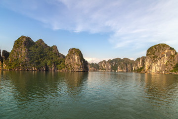 Fototapeta na wymiar Ha Long bay and green mountains vietnam