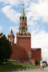 Fototapeta na wymiar MOSCOW, RUSSIA - JULY 31, 2008: Spasskaya Tower of The Moscow Kremlin
