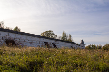 Вид стен и башен Горицкого монастыря. Переславль-Залесский. Россия.