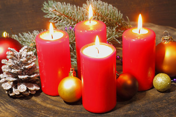 Adventskerzen, Weinachtsdekoration, Tannengrün