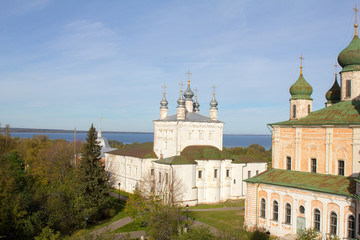 Панорама Всехсвятской церкви и Успенского собора в Горицком монастыре. Переславль-Залесский. Россия.