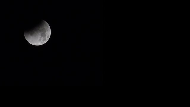 Zeitraffer einer Mondfinsternis mit Blutmond