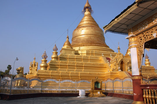 Birmanie, pagode Mahumani &agrave; Mandalay