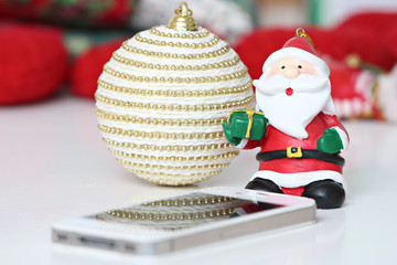décoration de père noël et smart phone