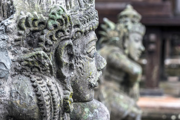 Fototapeta na wymiar Steinfigur im Hindutempel Pura Luhur Batukaru