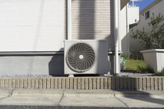 エアコン室外機　戸建て住宅　設置例