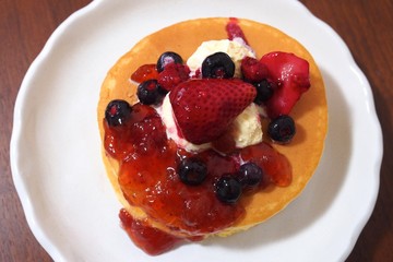 ベリーソースのパンケーキ