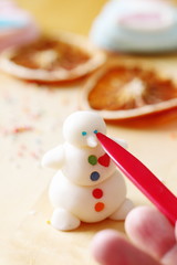 Making snowman from sugar mastic