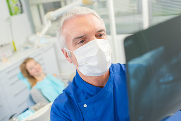 Obraz na płótnie Canvas Dentist looking at an x-ray