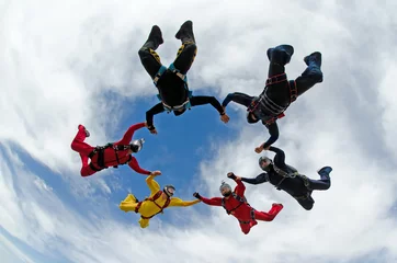 Rolgordijnen Skydiving team work group © Mauricio G