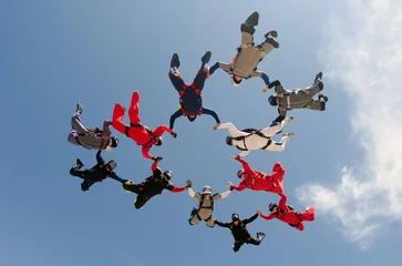 Tuinposter Skydiving team work formation © Mauricio G