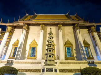 Obraz premium Wat Suthat temple in night view, Bangkok, Thailand