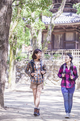 観光旅行をするミドル女性