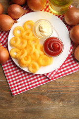 Chips rings with sauce and onion