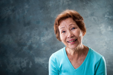 Fototapeta premium 笑顔の高齢者の日本人女性