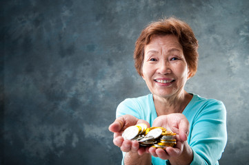 高齢者の日本人女性とお金
