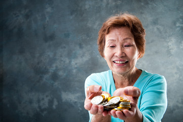 高齢者の日本人女性とお金