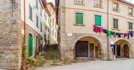 Fototapeta na wymiar Alleys of mountain village in Tuscany