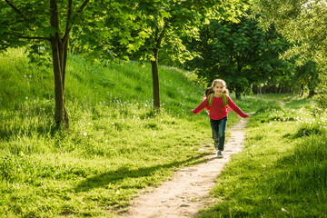 Obraz premium little girl go from school 