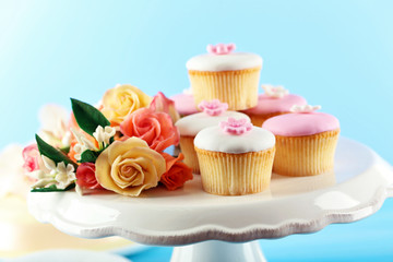 Obraz na płótnie Canvas Tasty cupcake on stand, close-up