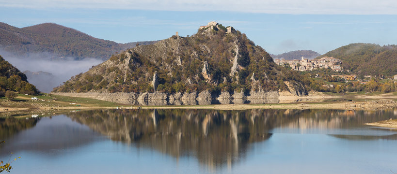 Foto panoramica del borgo fantasma di Antuni sul lago