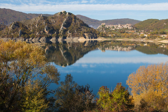 Panorama autunnale sul lago del Turano