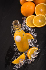 Frisch gepresster Orangensaft in einer Flasche