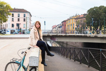 Naklejka premium Beautiful girl posing in an urban context