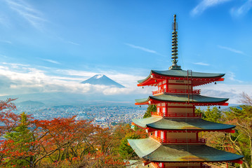 Obraz premium Mt. Fuji viewed from behind Chureito Pagoda with fall colors in japan.